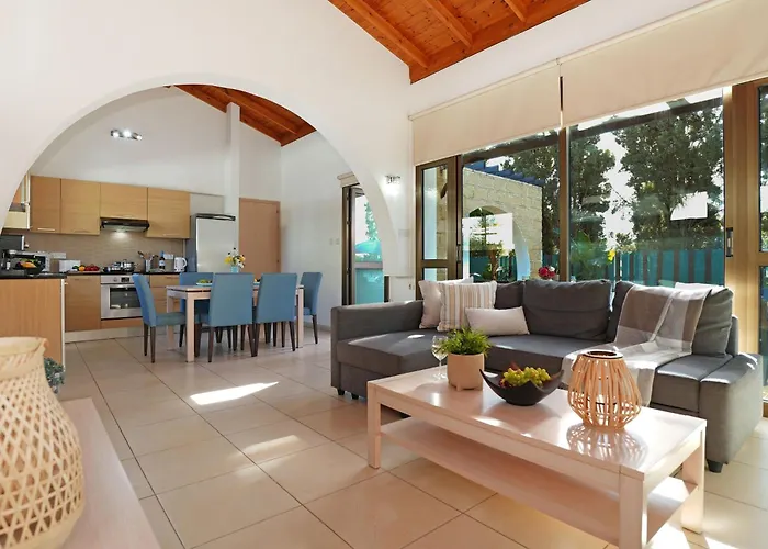 Anthia - 2bed With Large Pool فيلة أيا نابا